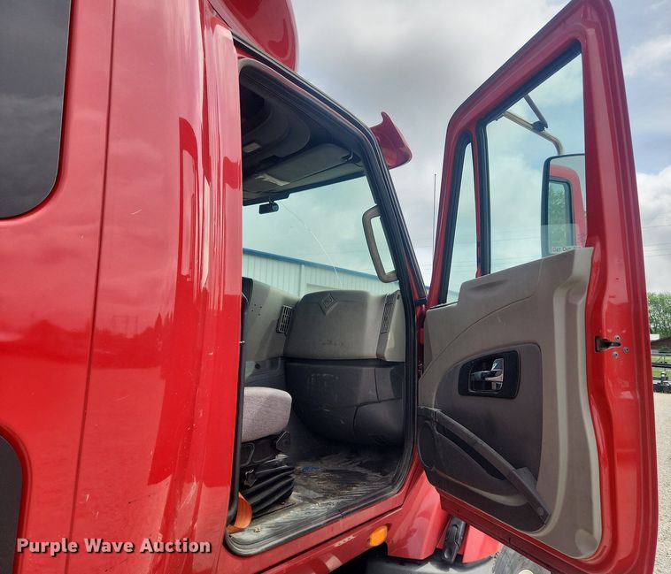 image for item LX9554 2013 International ProStar  semi truck