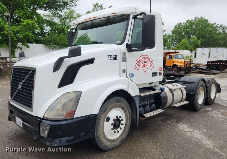 image for item LX9585 2014 Volvo VNL  semi truck