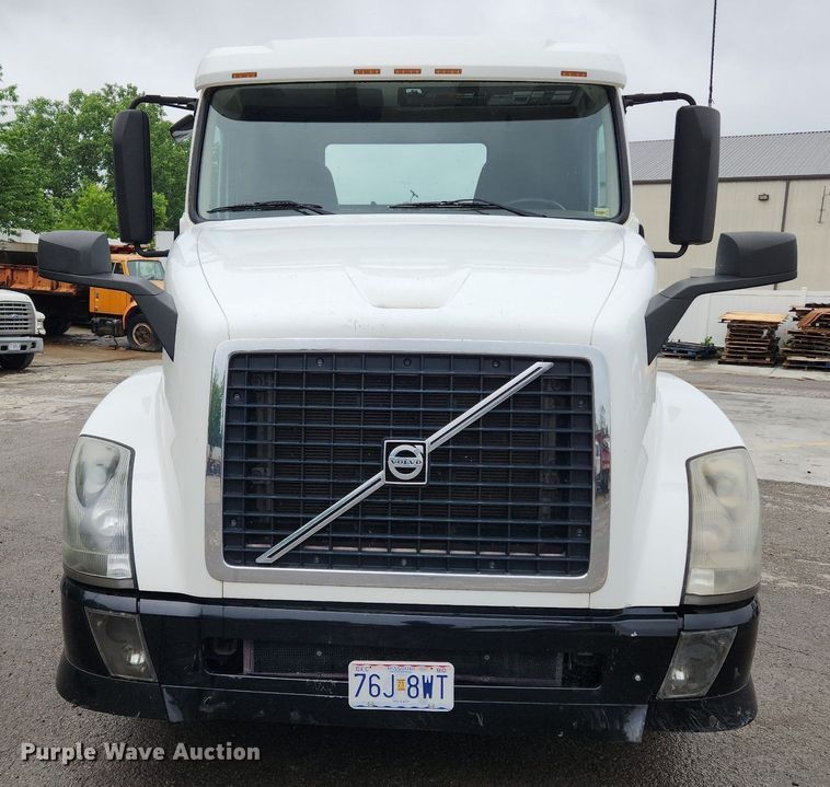 image for item LX9585 2014 Volvo VNL  semi truck