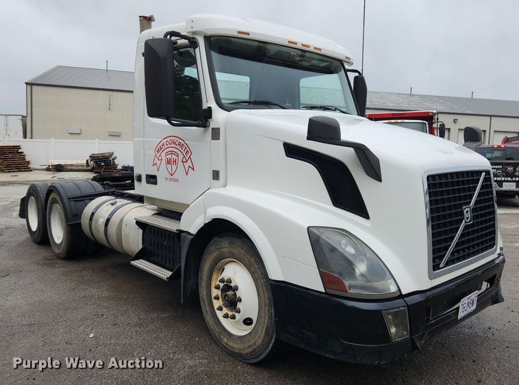 image for item LX9585 2014 Volvo VNL  semi truck