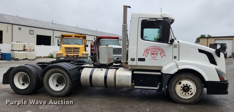 image for item LX9585 2014 Volvo VNL  semi truck