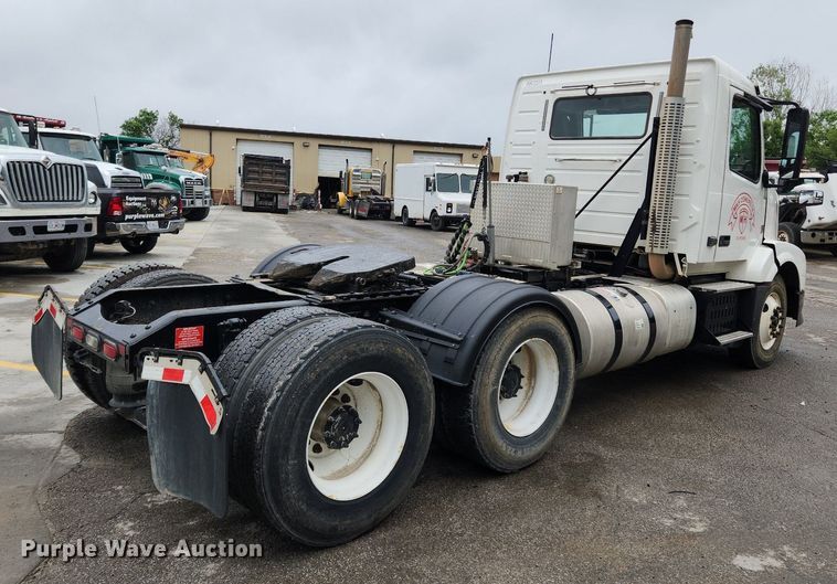 image for item LX9585 2014 Volvo VNL  semi truck
