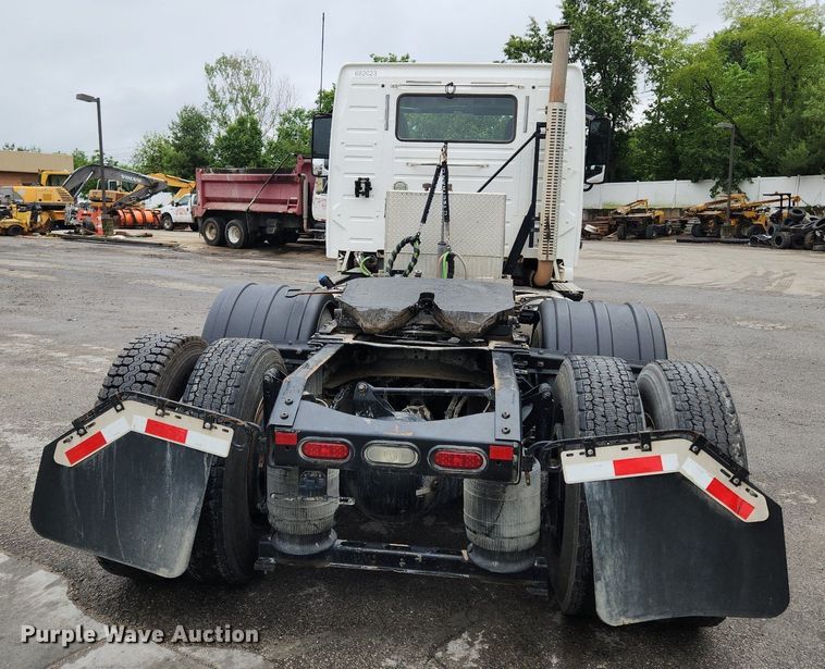 image for item LX9585 2014 Volvo VNL  semi truck