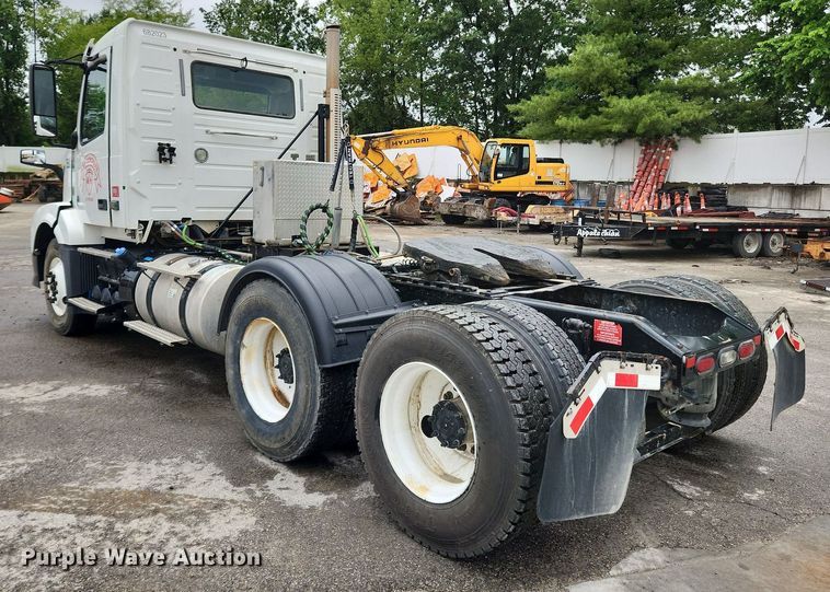 image for item LX9585 2014 Volvo VNL  semi truck