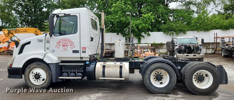 image for item LX9585 2014 Volvo VNL  semi truck