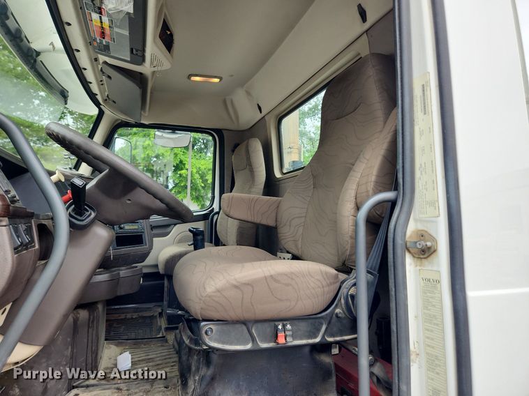 image for item LX9585 2014 Volvo VNL  semi truck