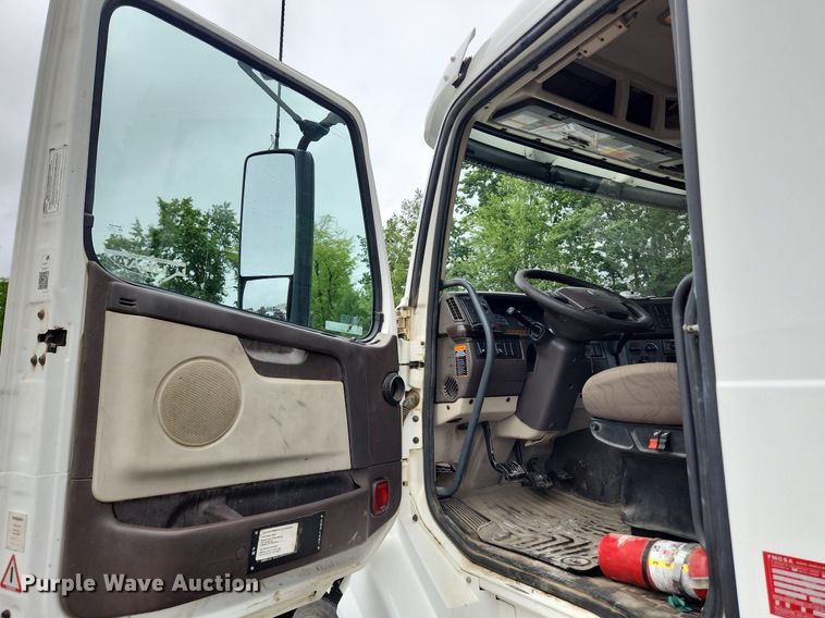 image for item LX9585 2014 Volvo VNL  semi truck