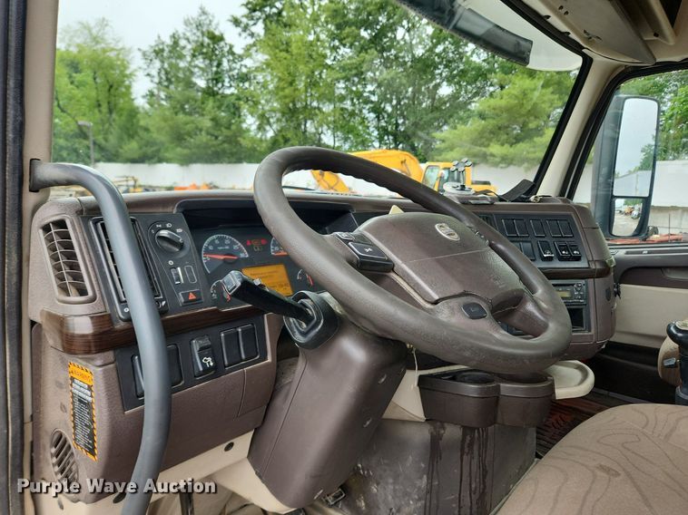 image for item LX9585 2014 Volvo VNL  semi truck