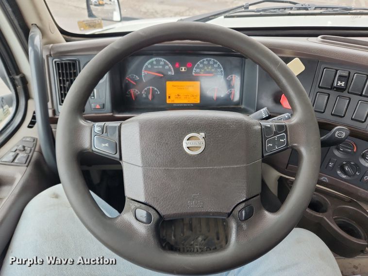 image for item LX9585 2014 Volvo VNL  semi truck