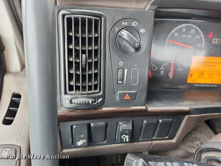 image for item LX9585 2014 Volvo VNL  semi truck