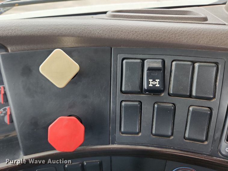 image for item LX9585 2014 Volvo VNL  semi truck