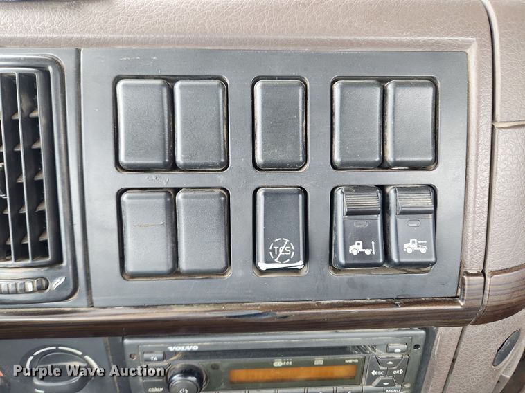 image for item LX9585 2014 Volvo VNL  semi truck