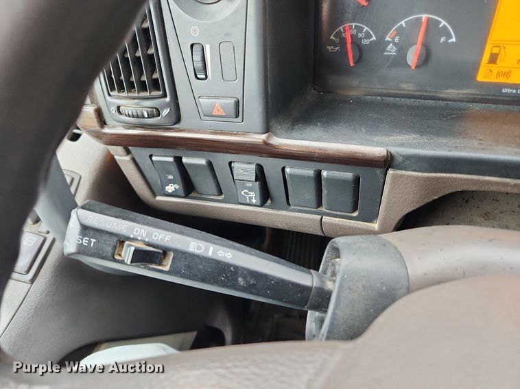 image for item LX9585 2014 Volvo VNL  semi truck