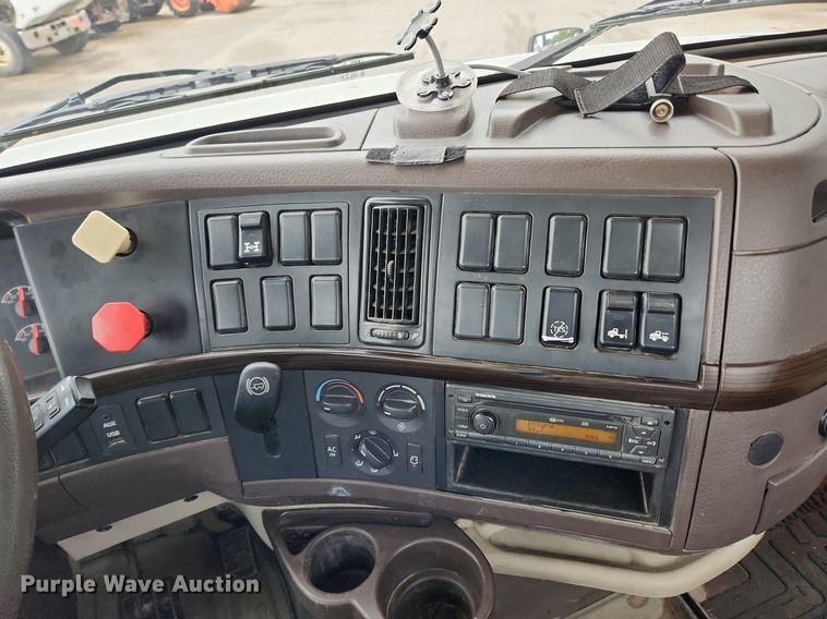 image for item LX9585 2014 Volvo VNL  semi truck