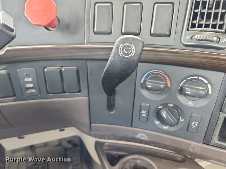 image for item LX9585 2014 Volvo VNL  semi truck