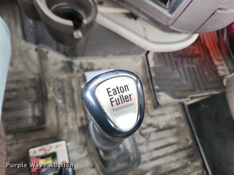 image for item LX9585 2014 Volvo VNL  semi truck