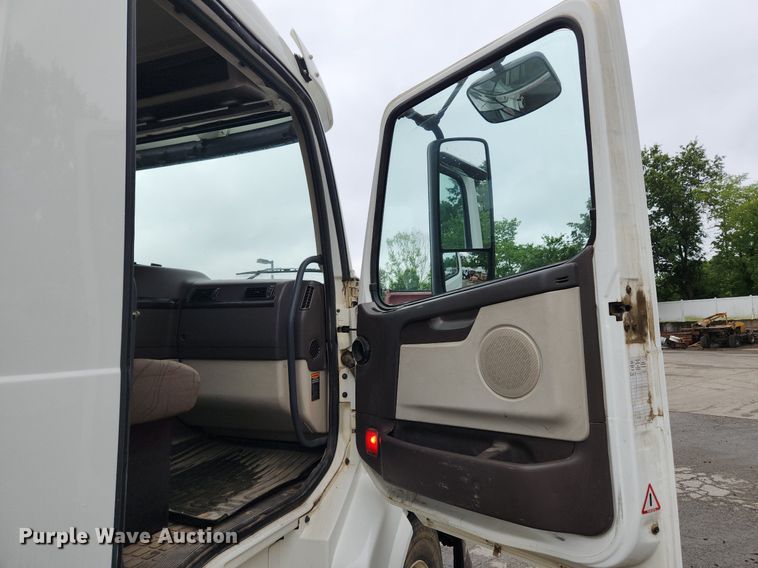 image for item LX9585 2014 Volvo VNL  semi truck