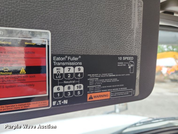 image for item LX9585 2014 Volvo VNL  semi truck