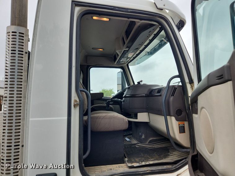 image for item LX9585 2014 Volvo VNL  semi truck