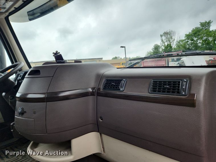 image for item LX9585 2014 Volvo VNL  semi truck