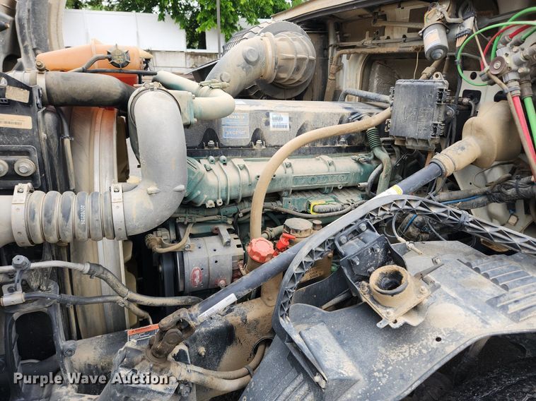 image for item LX9585 2014 Volvo VNL  semi truck