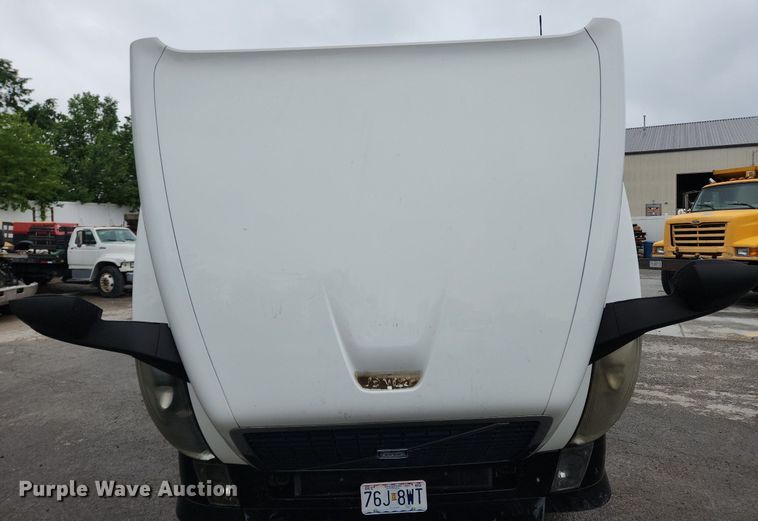 image for item LX9585 2014 Volvo VNL  semi truck