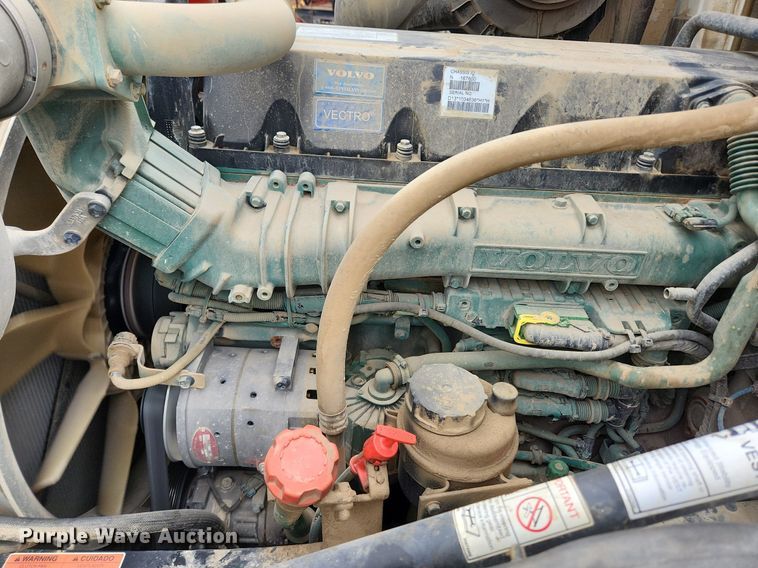 image for item LX9585 2014 Volvo VNL  semi truck