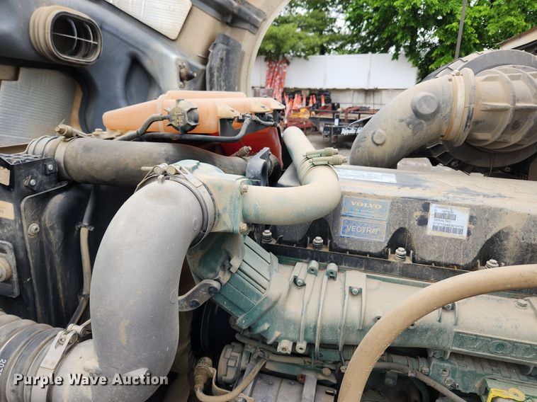 image for item LX9585 2014 Volvo VNL  semi truck