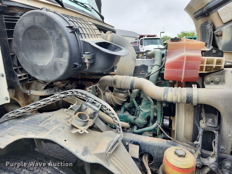 image for item LX9585 2014 Volvo VNL  semi truck