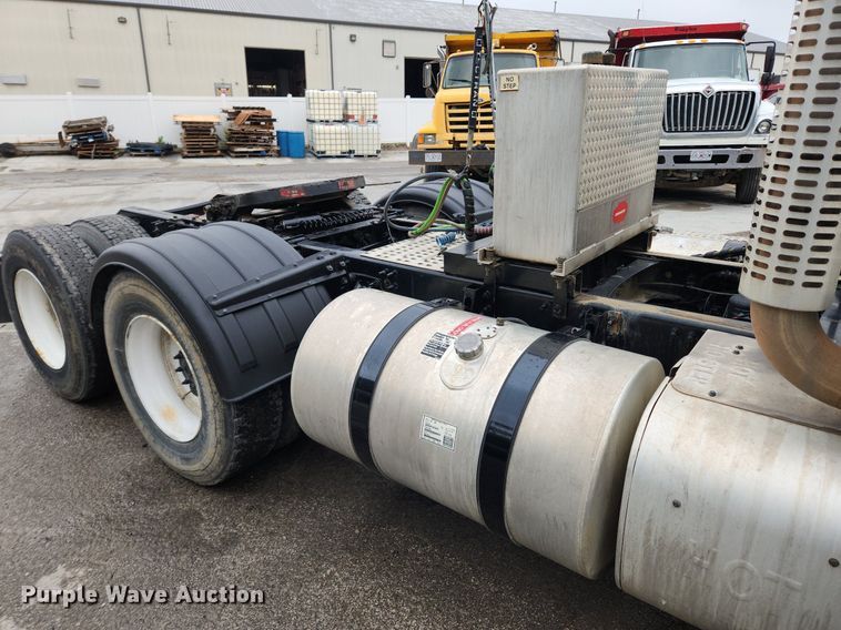 image for item LX9585 2014 Volvo VNL  semi truck