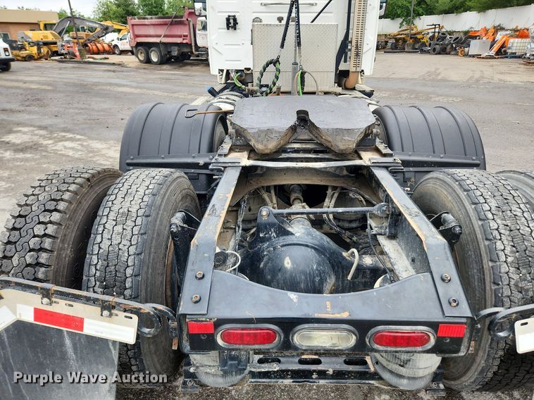 image for item LX9585 2014 Volvo VNL  semi truck