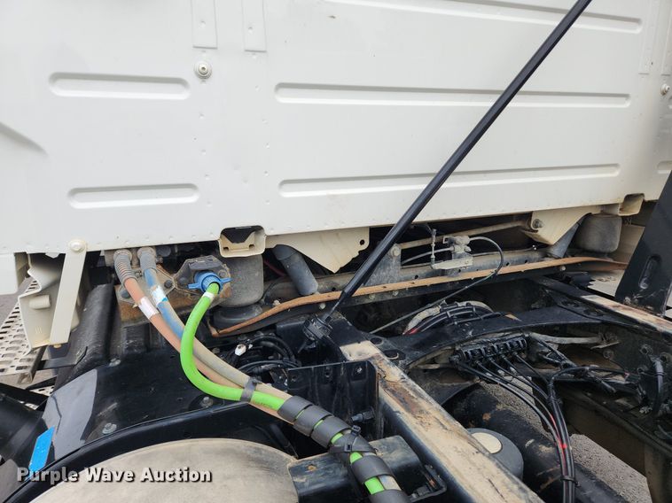 image for item LX9585 2014 Volvo VNL  semi truck