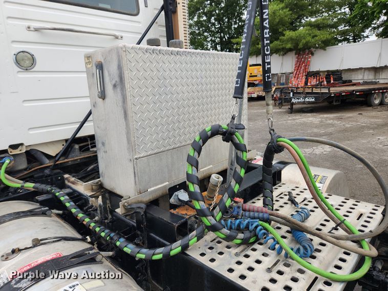 image for item LX9585 2014 Volvo VNL  semi truck