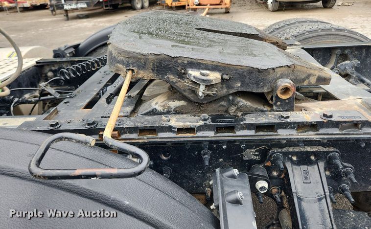 image for item LX9585 2014 Volvo VNL  semi truck