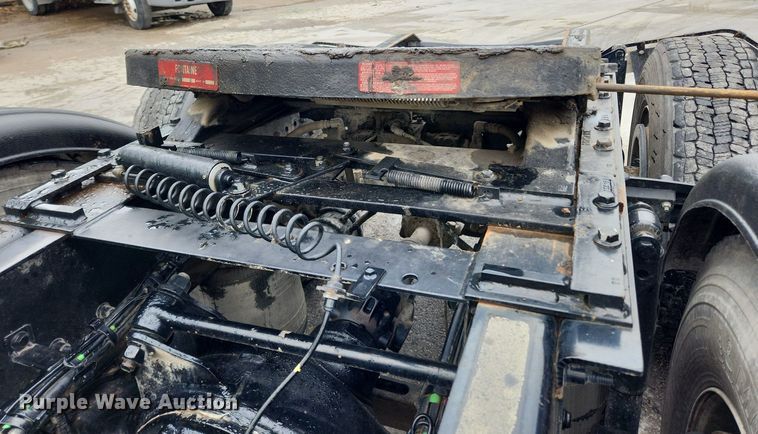 image for item LX9585 2014 Volvo VNL  semi truck