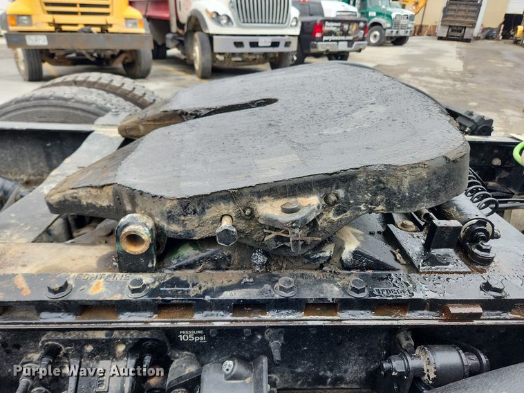 image for item LX9585 2014 Volvo VNL  semi truck