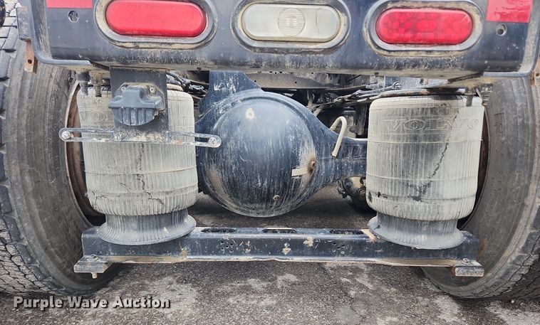 image for item LX9585 2014 Volvo VNL  semi truck