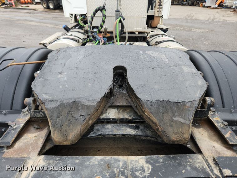 image for item LX9585 2014 Volvo VNL  semi truck