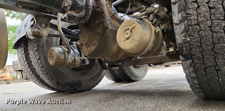 image for item LX9585 2014 Volvo VNL  semi truck