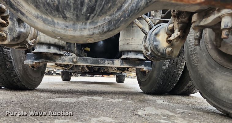 image for item LX9585 2014 Volvo VNL  semi truck