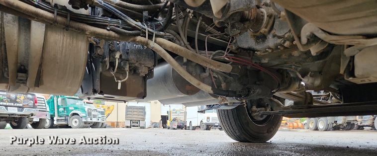 image for item LX9585 2014 Volvo VNL  semi truck