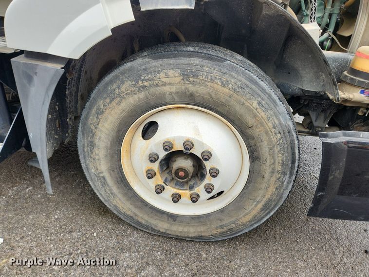 image for item LX9585 2014 Volvo VNL  semi truck