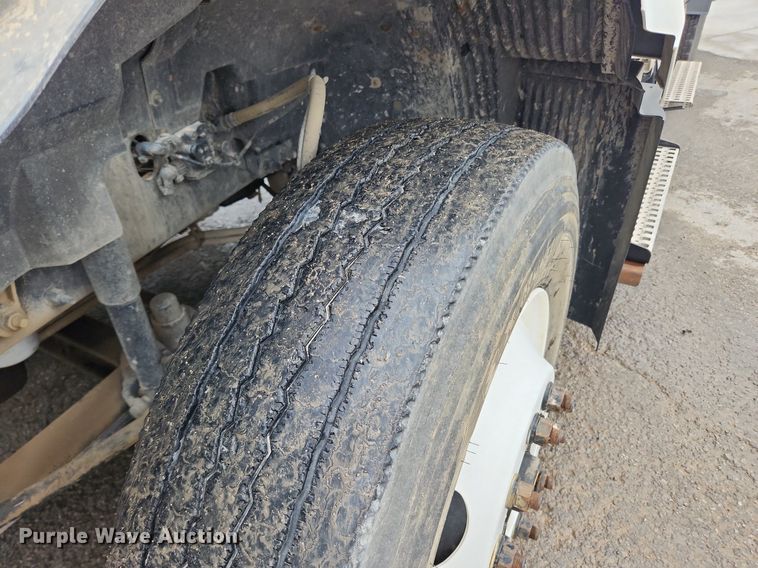 image for item LX9585 2014 Volvo VNL  semi truck