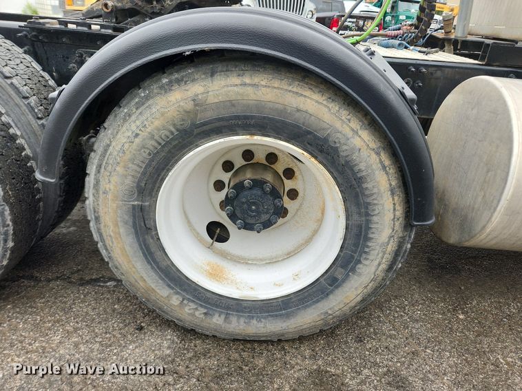 image for item LX9585 2014 Volvo VNL  semi truck