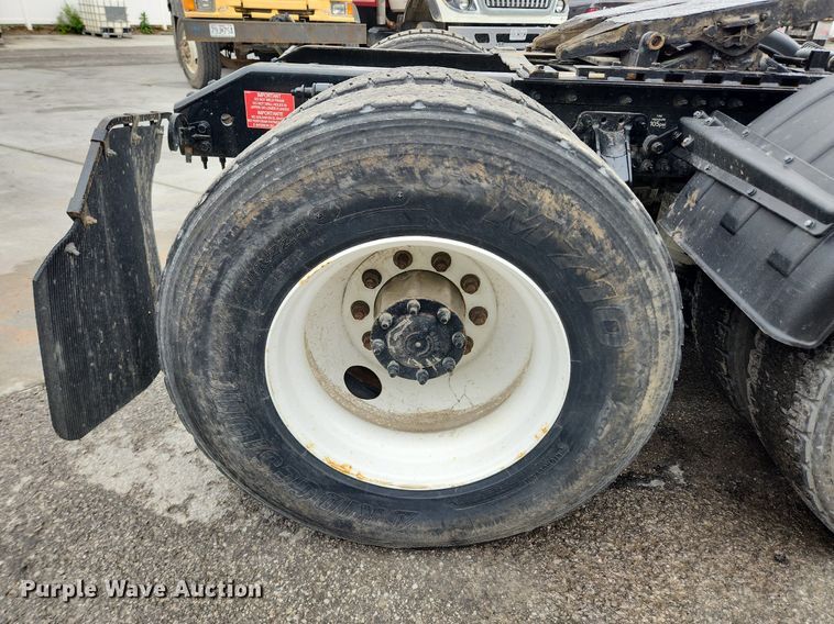 image for item LX9585 2014 Volvo VNL  semi truck