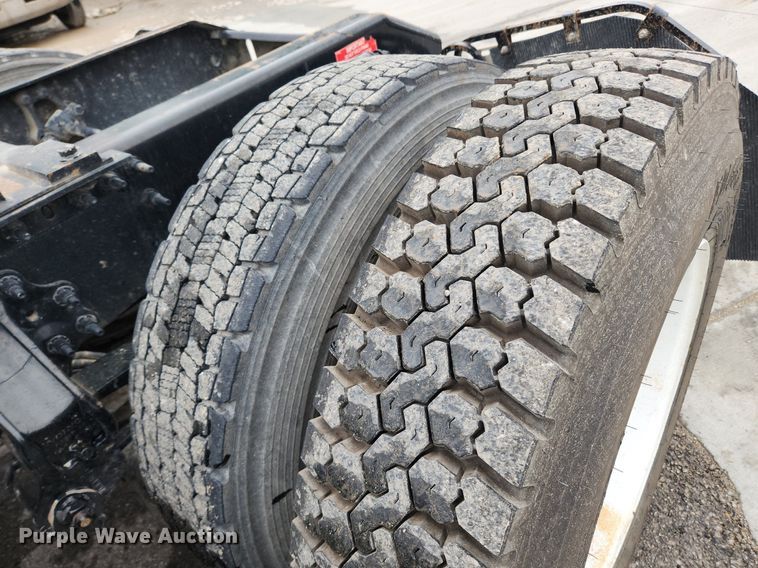 image for item LX9585 2014 Volvo VNL  semi truck