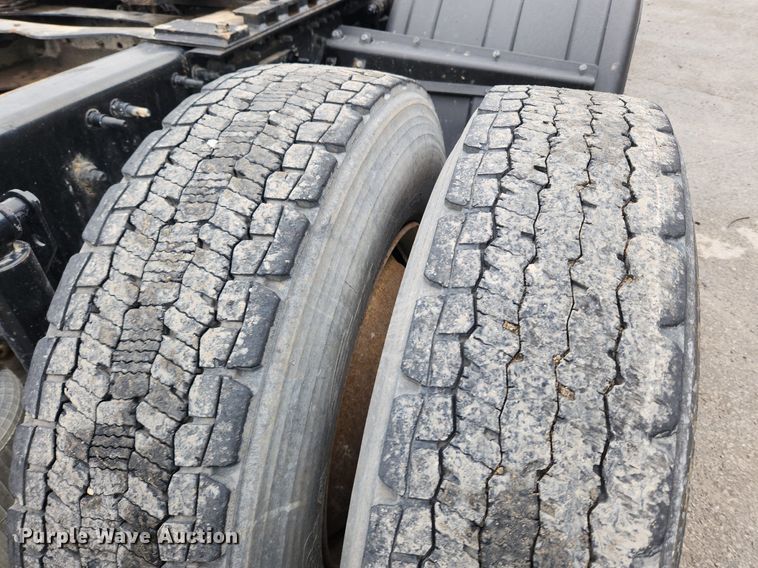 image for item LX9585 2014 Volvo VNL  semi truck