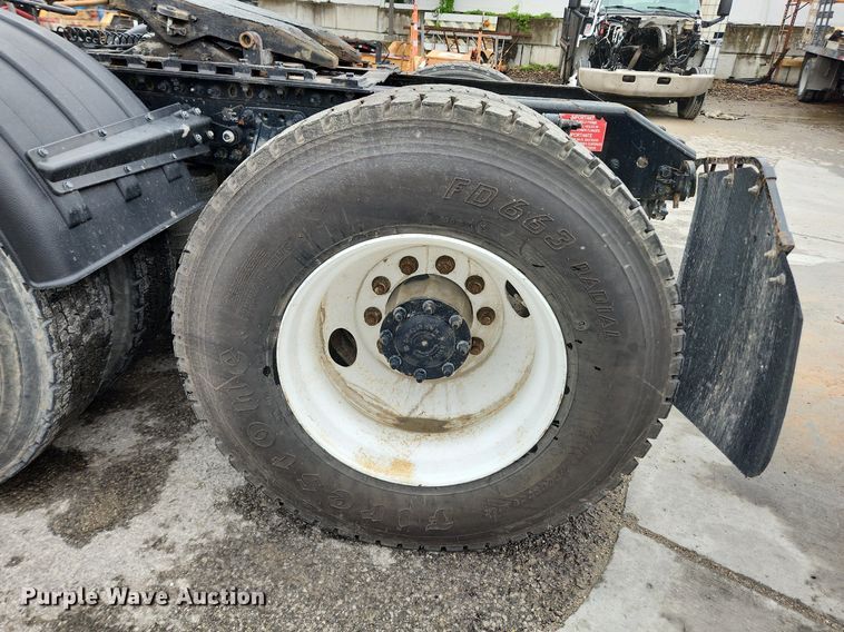 image for item LX9585 2014 Volvo VNL  semi truck