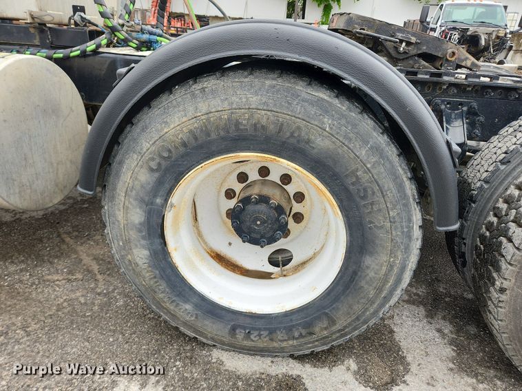 image for item LX9585 2014 Volvo VNL  semi truck