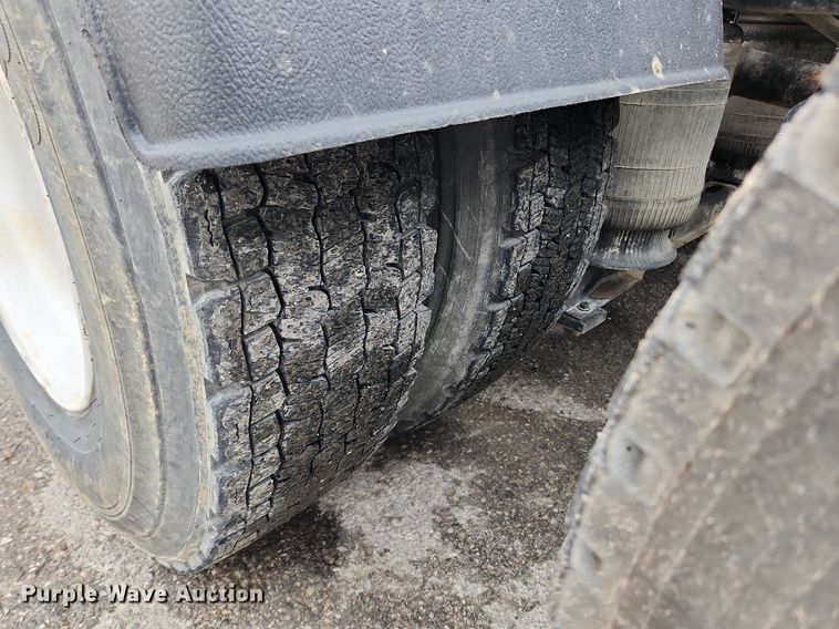 image for item LX9585 2014 Volvo VNL  semi truck